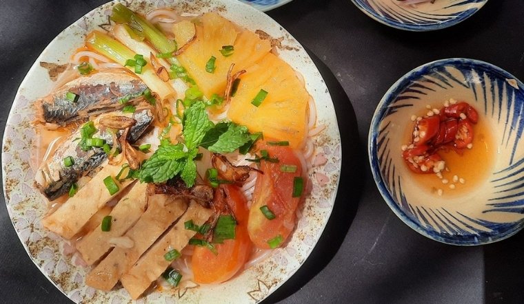 Hướng dẫn cách làm bún cá mòi trứng cút thơm ngon, mới lạ dễ làm