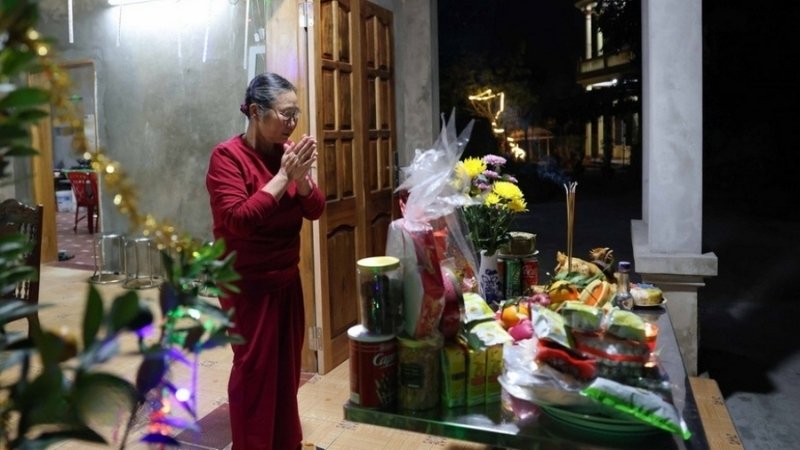 Gia chủ cần tuyệt đối tránh đặt mâm lễ trong nhà, không mặc trang phục thiếu chỉnh tề