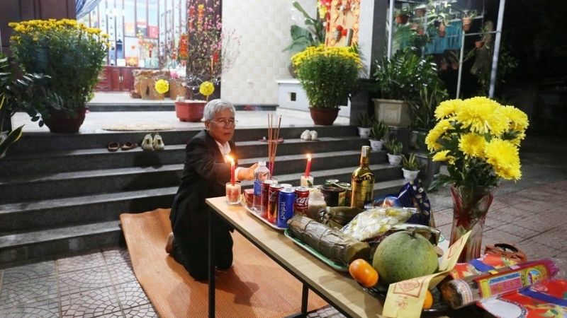 Nghi lễ được thực hiện ngoài trời vào đúng giờ Tý đêm Giao thừa