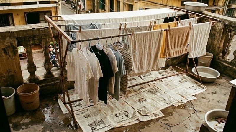 Sử dụng giấy báo cũ hút ẩm