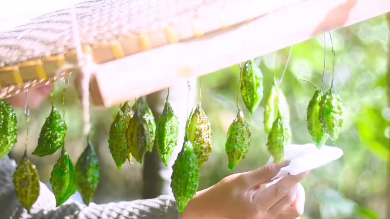 Thưởng thức mứt khổ qua nguyên trái