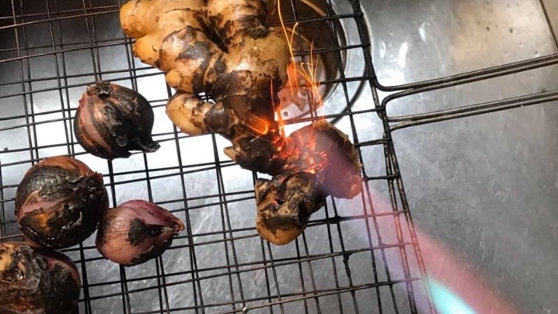 Chần xương giúp loại bỏ bọt bẩn và mùi hôi, đảm bảo nước hầm luôn trong veo