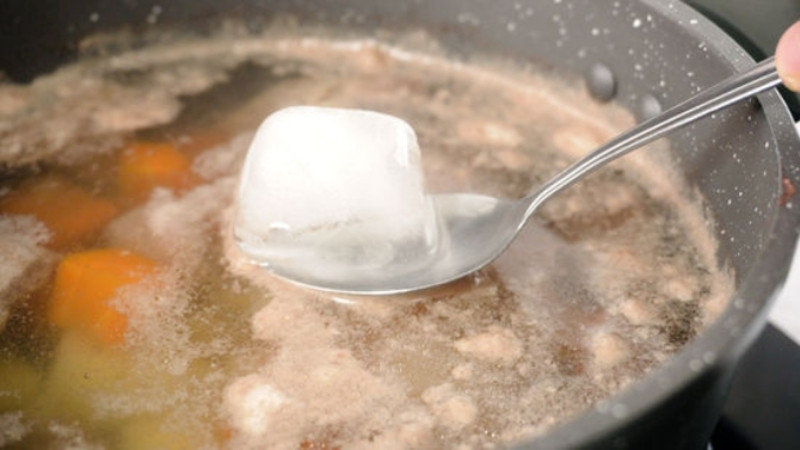 Thả đá lạnh gây sốc nhiệt làm kết cấu xương rạn nứt, giúp nhanh mềm và nước dùng trong