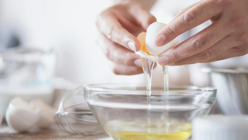 Cho lòng trắng trứng vào, đun sôi rồi vớt bọt để tạp chất bám vào và nước trong trở lại