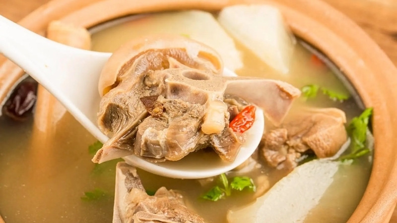 Nước đục do không sơ chế kỹ, đun lửa quá lớn hoặc đậy nắp khiến tạp chất không thoát ra