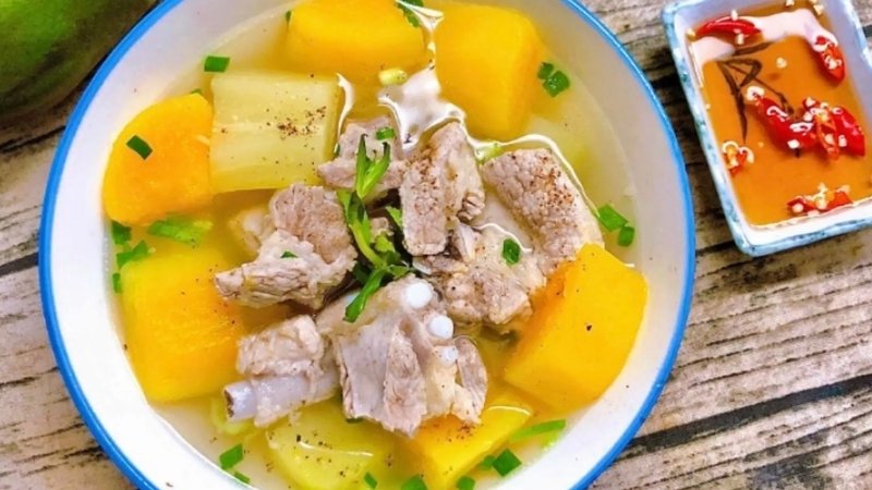 Đu đủ xanh chứa enzyme papain giúp phá vỡ liên kết protein, làm xương nhanh mềm