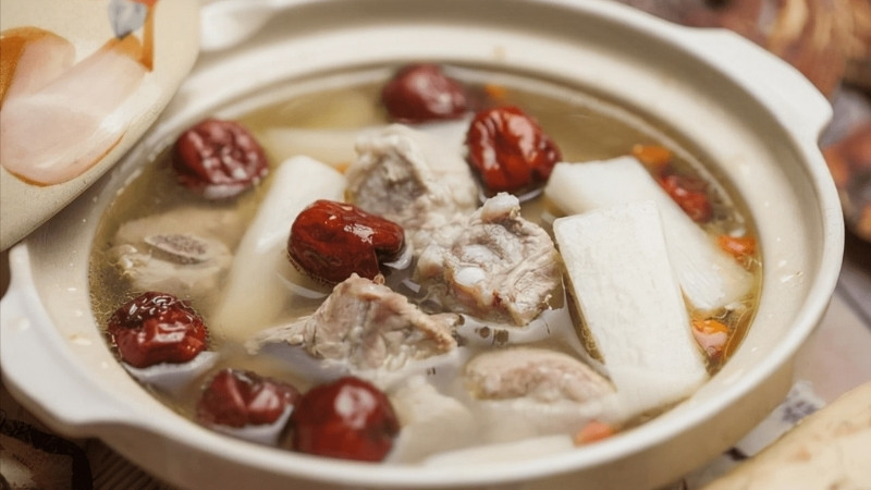 Không nên đậy vung để tạp chất bay hơi, giúp nước hầm luôn trong và không bị đục