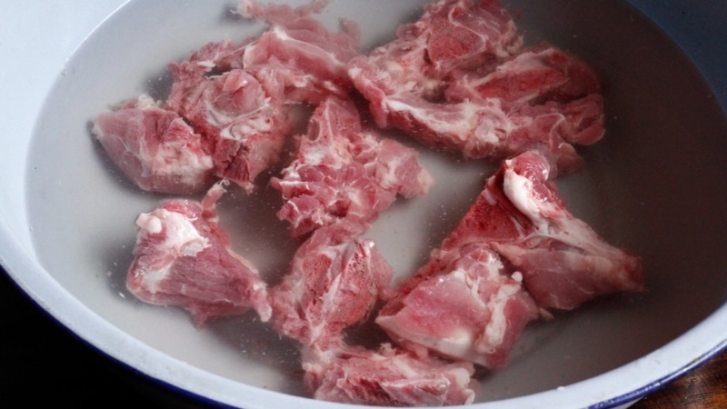 Ngâm muối loãng giúp loại bỏ máu thừa và tạp chất, khử sạch mùi hôi