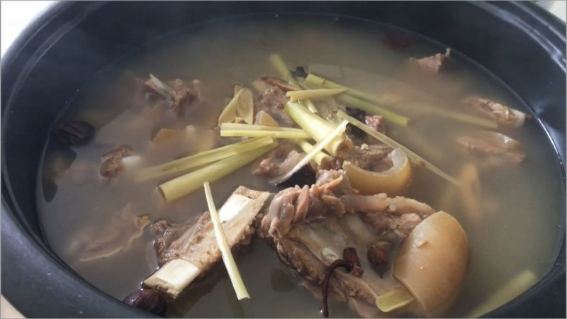 Xương bò thường cần hầm từ 2 - 4 giờ để đạt độ mềm lý tưởng và tiết kiệm thời gian nhất