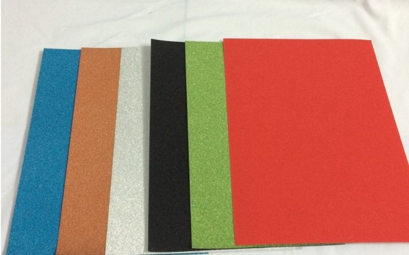 Sử dụng băng keo 2 mặt hoặc miếng dán tường để bảo vệ sơn