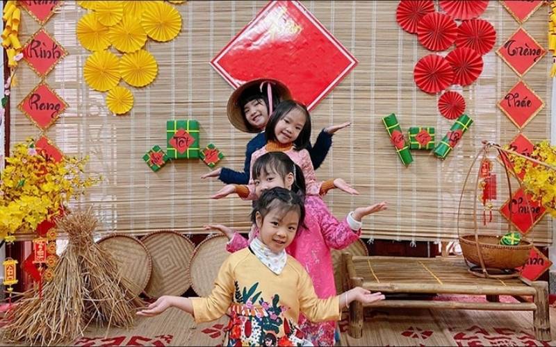 Bao lì xì và dây kim tuyến giúp lớp học rộn ràng, lấp lánh và ngập tràn Tết