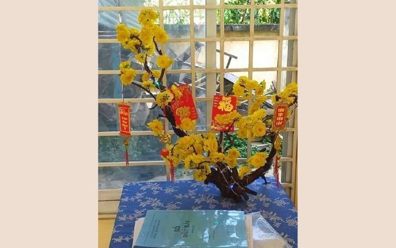 Bàn giáo viên trở nên sinh động với hoa, cây mini và các món đồ handmade Tết