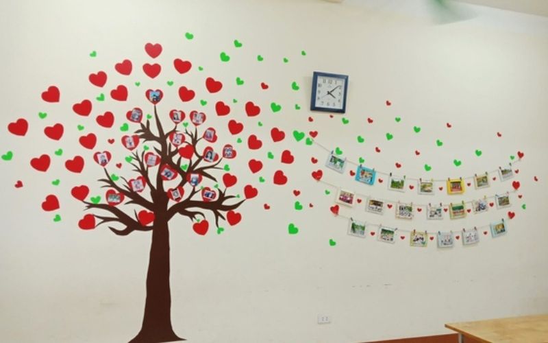 Tường và góc lớp sinh động nhờ tranh phấn, hoa giấy và cây cảnh mini