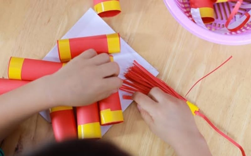 Pháo giấy handmade giúp lớp học thêm sinh động và mang may mắn đầu năm