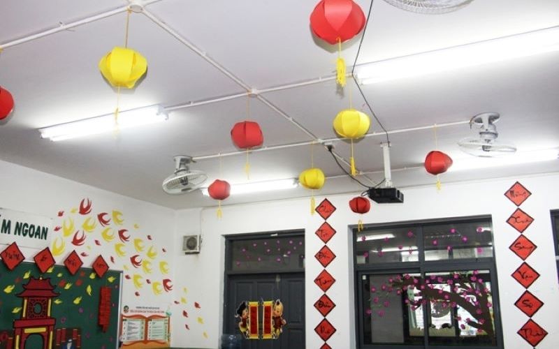 Trần lớp thêm nổi bật với lồng đèn, dây kim tuyến và quả cầu nhiều màu
