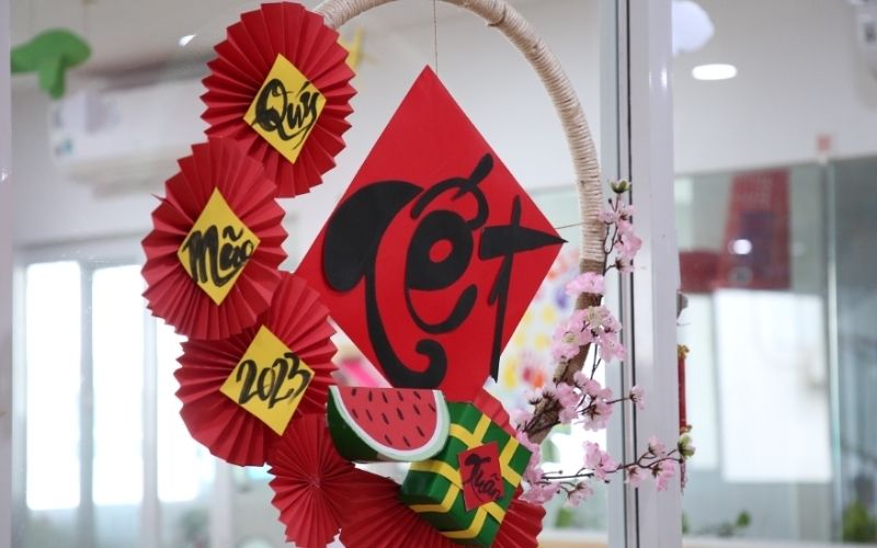 Hoạt động trang trí lớp ngày Tết vừa vui vừa giúp học sinh học hỏi văn hóa và rèn kỹ năng