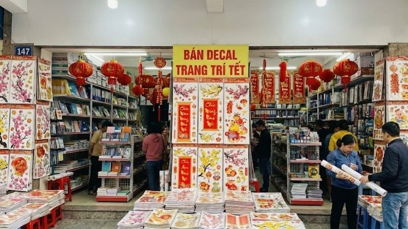 Cửa hàng văn phòng phẩm bán decal trang trí tết