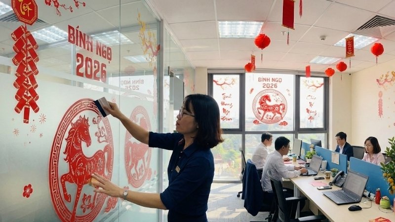 Gạt bỏ bọt khí trong miếng dán decal