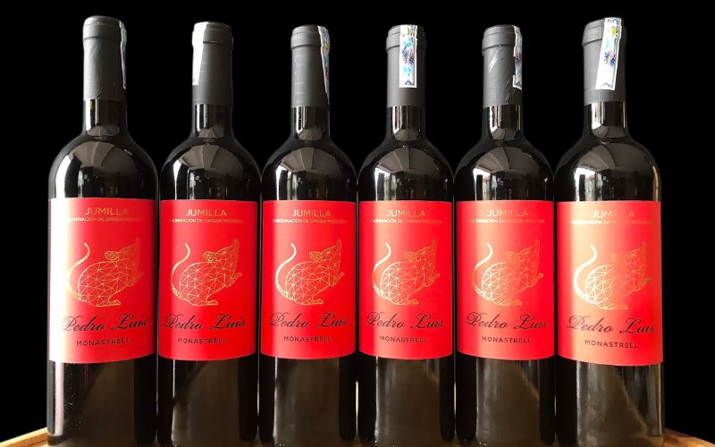 Nhãn con ngựa may mắn, hương trái cây đen ấm áp, phù hợp Tết