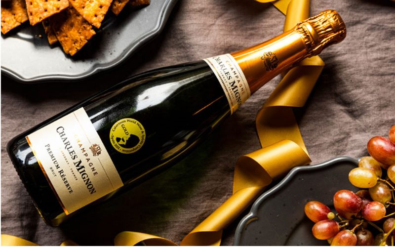 Champagne sang trọng, bọt sủi mịn, nâng ly mừng năm mới ý nghĩa