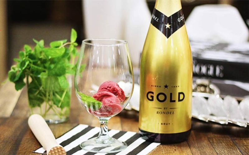 Vang nổ Tây Ban Nha, vỏ mạ vàng sang trọng, tạo ấn tượng lễ hội