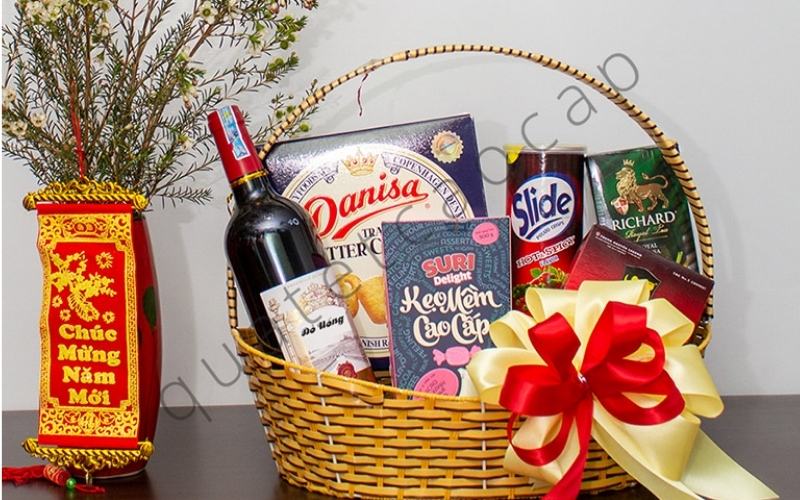 Bộ quà Tết không chỉ là món quà vật chất mà còn gửi gắm lời chúc ý nghĩa Bộ quà Tết không chỉ là món quà vật chất mà còn gửi gắm lời chúc ý nghĩa