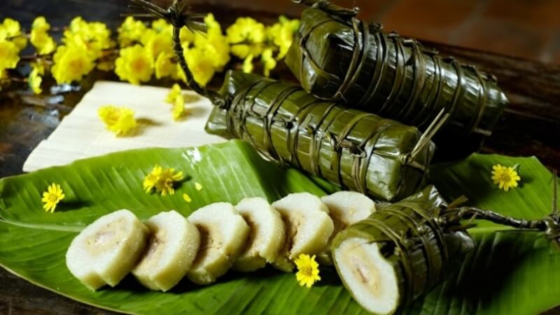 Hình ảnh bánh chưng bánh tét cùng hoa mai, hoa đào 3