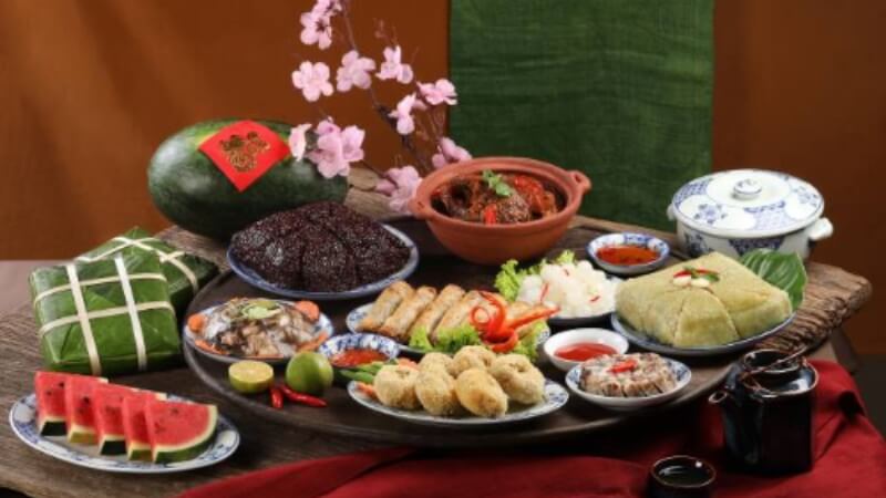 Hình ảnh bánh chưng bánh tét bên mâm cỗ Tết 1