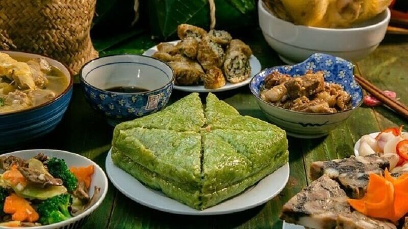 Hình ảnh bánh chưng bánh tét bên mâm cỗ Tết 3