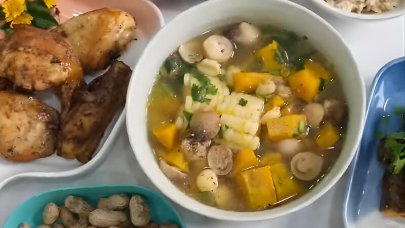 Canh bí đỏ nấu với hạt sen