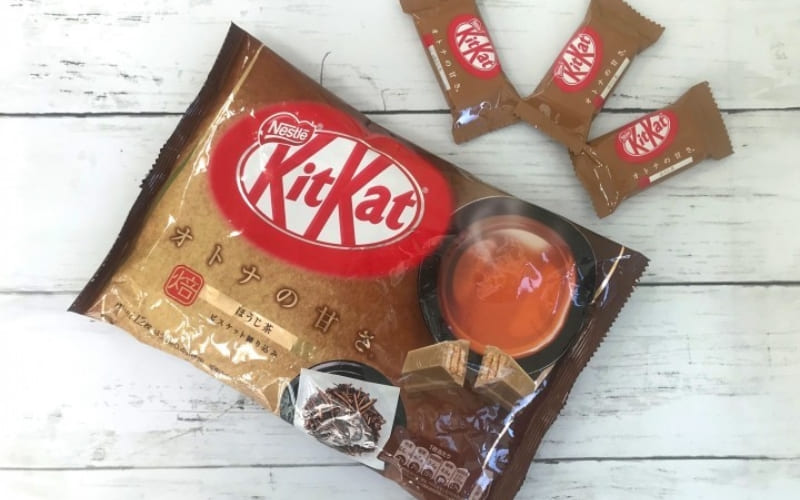 Trà rang nhẹ nhàng kết hợp wafer giòn tạo hương tinh tế.