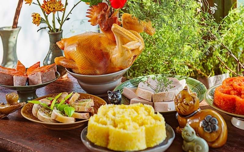 Mâm cúng đầy đủ, tươm tất thể hiện sự thành tâm và mong cầu năm mới an lành