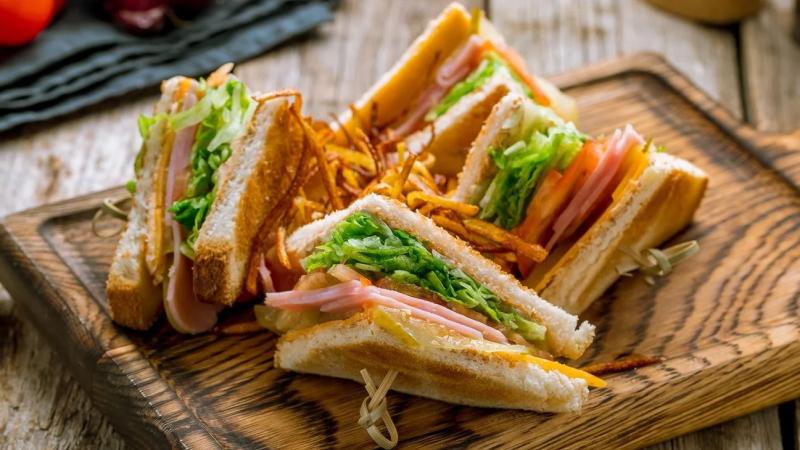 Bánh mì Sandwich kẹp thịt nguội
