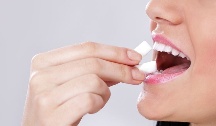 Kẹo cao su trắng răng có thật không? Loại nào tốt?