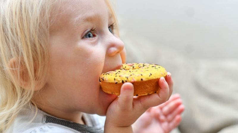 Cha mẹ chỉ nên cho bé ăn bánh bông lan từ 2 tuổi trở lên