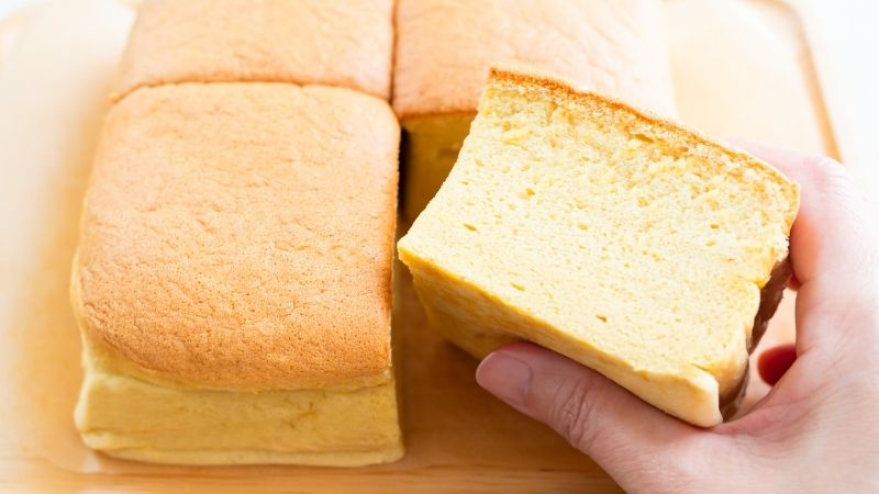 Không nên cho bé 1 tuổi ăn bánh bông lan