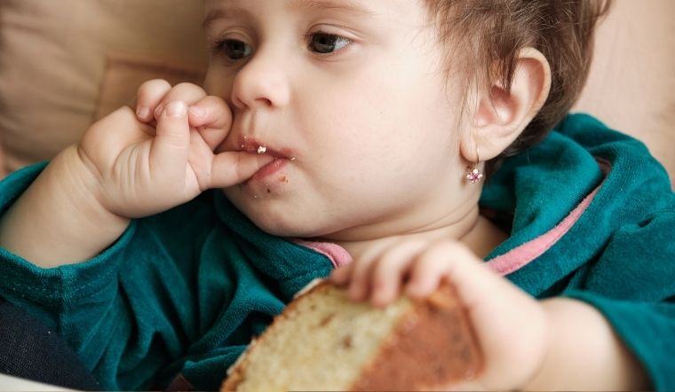 Bé 1 tuổi ăn bánh bông lan được không? Những điều mẹ cần biết