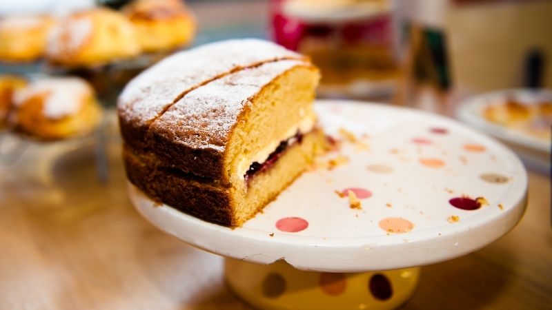 Bé bị táo bón không nên ăn bánh bông lan