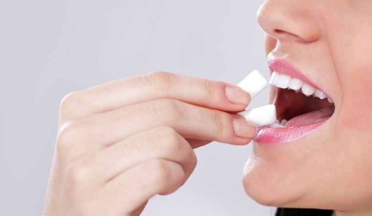 Nhai kẹo cao su có giảm béo mặt không? Sự thật cần biết