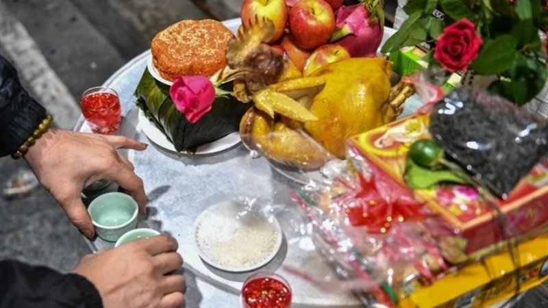 Cúng giao thừa ngoài trời cầu mong các vị thần linh che chở, ban phúc lộc và bình an