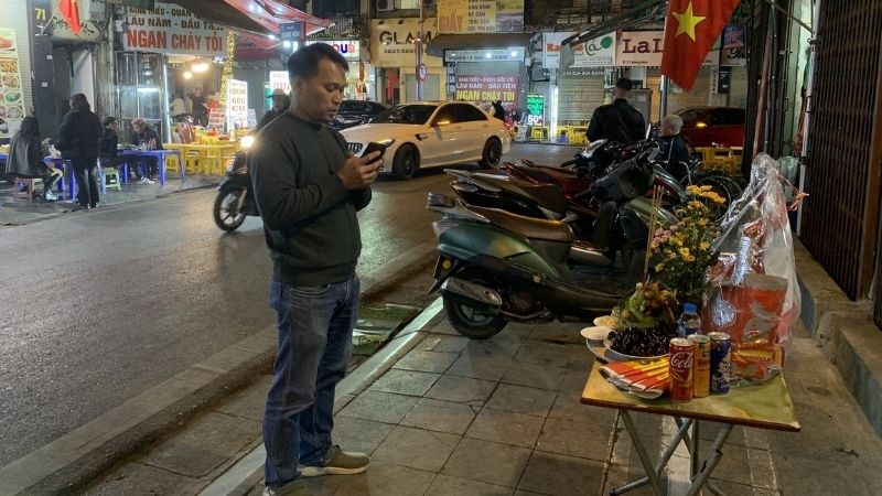 Lễ cúng giao thừa ngoài trời được thực hiện vào giờ Tý