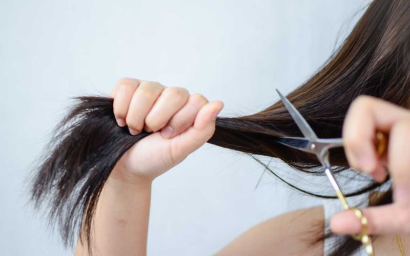 Cắt tóc đầu năm bị xem là làm hao hụt vận may