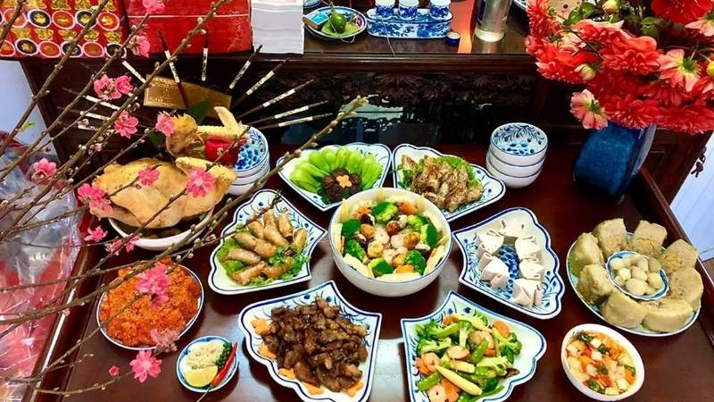 Bày biện lễ vật và lên hương