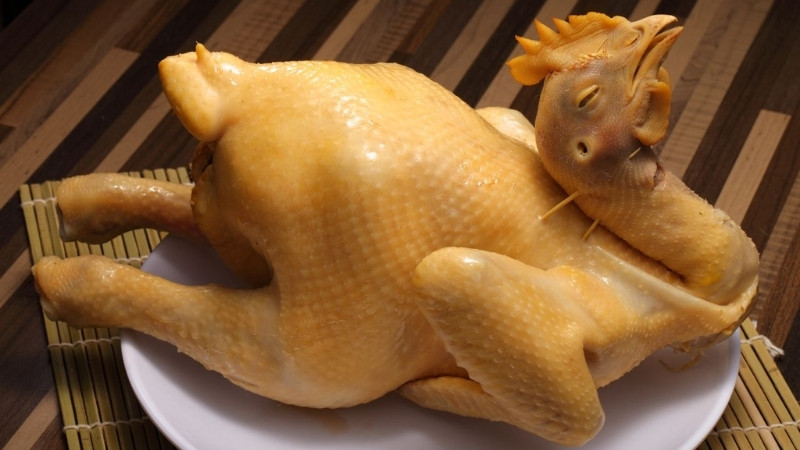 Bạn nên luộc gà trên lửa nhỏ liu riu