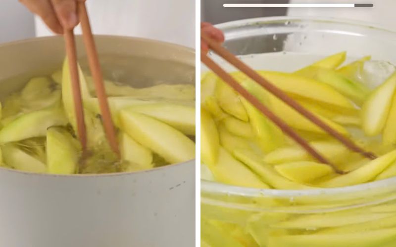 Luộc sơ xoài 2 phút rồi thả vào nước đá để giữ độ giòn và màu đẹp