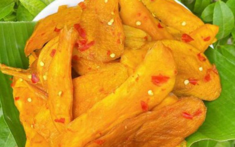 Nhâm nhi xoài dẻo cùng gia đình, bạn bè hoặc kết hợp trà, cà phê để tăng trải nghiệm ngày Tết