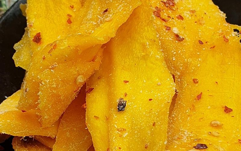 Xoài dẻo sấy muối ớt chua ngọt dẻo vừa, giòn nhẹ, thấm đều vị chua ngọt cay dịu