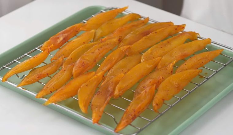 Vào bếp làm xoài dẻo sấy muối ớt chua ngọt, nhâm nhi dịp Tết
