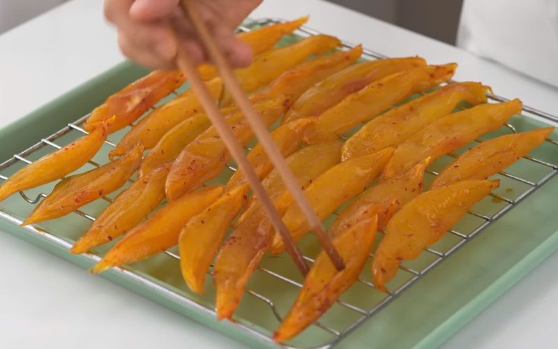 Sấy xoài ở 100 độ C trong 1 tiếng đến khi dẻo, giòn nhẹ và có màu đẹp