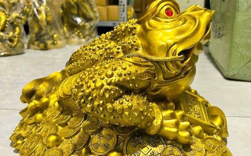 Thiềm thừ ngậm tiền hỗ trợ thu hút và lưu chuyển dòng tiền Thiềm thừ ngậm tiền hỗ trợ thu hút và lưu chuyển dòng tiền